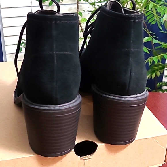 NWT Clark's Suede ankle boots. Black. - Picture 6 of 13